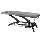 Table de massage électrique fixe grise avec repose-tête ajustable et structure noire - Vue isométrique