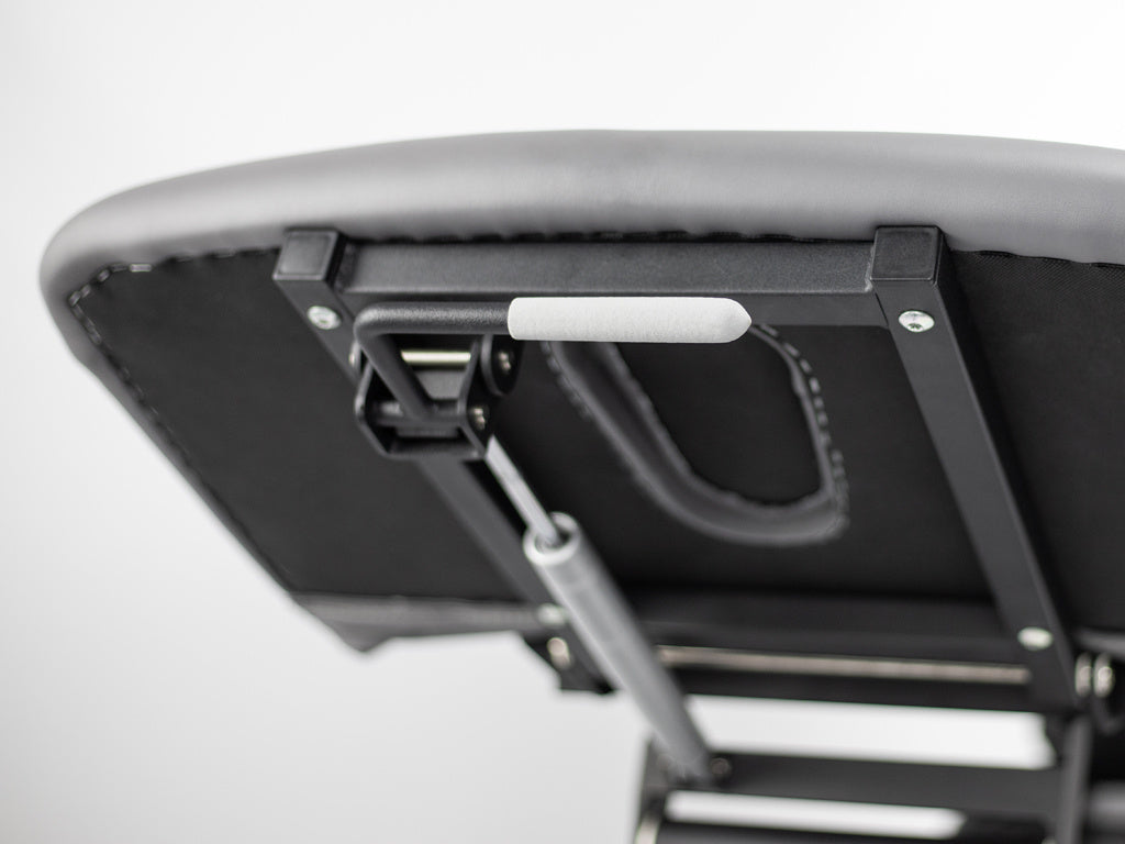 Détail du mécanisme de repose-pieds ajustable pour table de massage - Support blanc et structure noire