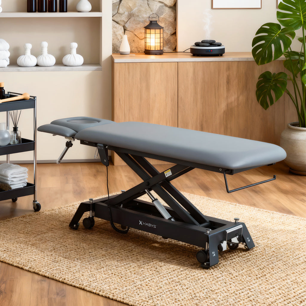 Table de massage électrique fixe grise en environnement professionnel spa - Ambiance intérieure avec rangements
