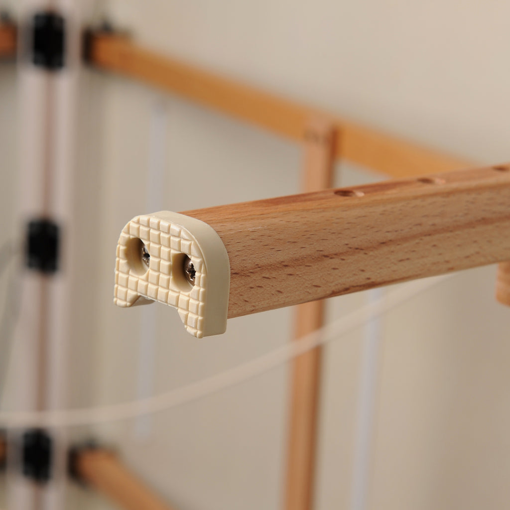 Pied de la table de massage fixé sur le support en bois