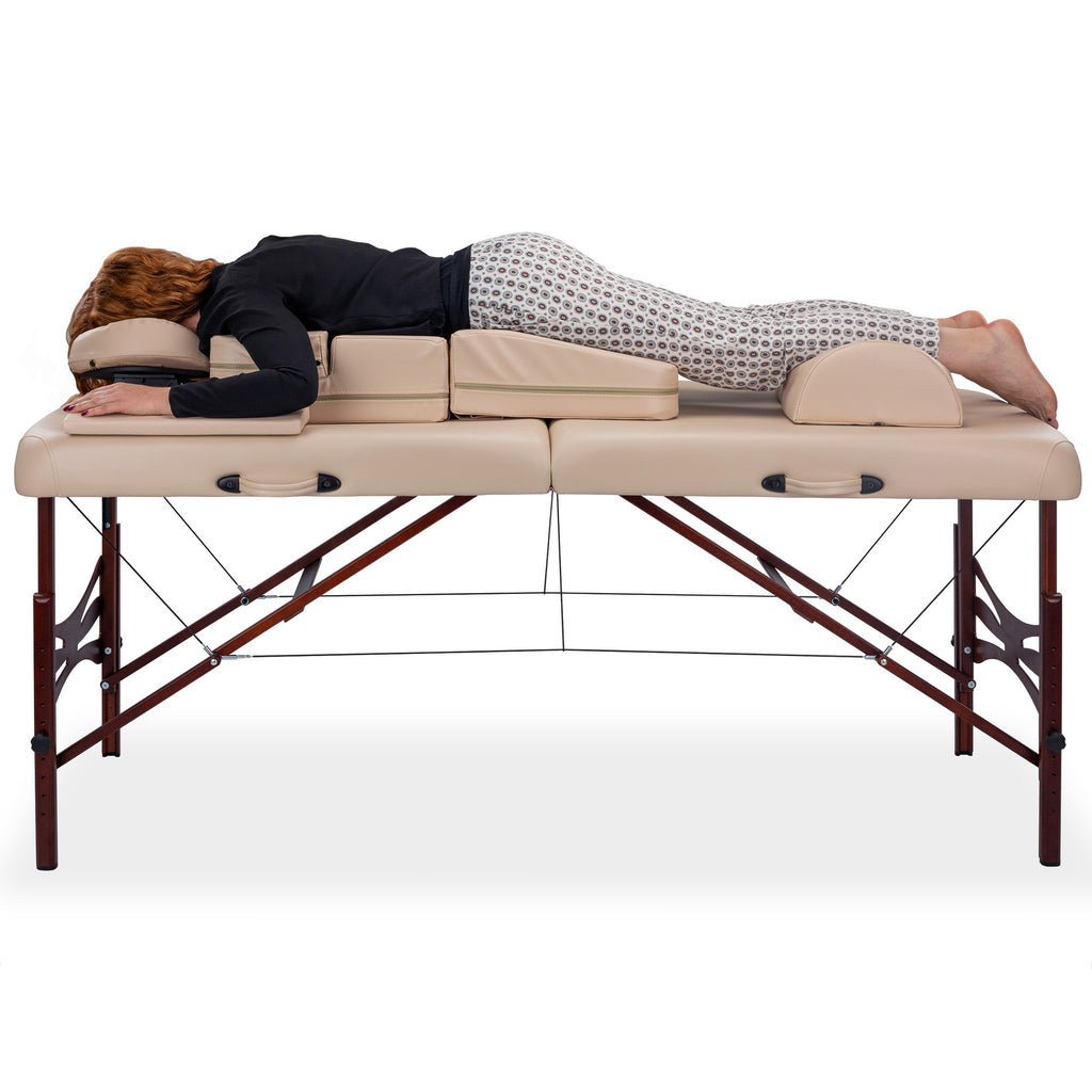 Femme installé sur le kit de coussins de positionnement pour femme enceinte sur une table de massage