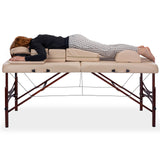 Femme installé sur le kit de coussins de positionnement pour femme enceinte sur une table de massage