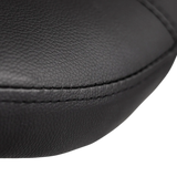 Détail de la surface rembourrée noire en similicuir pour tabouret de massage - Texture et coutures