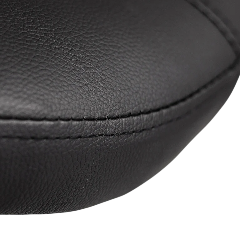 Détail de la surface rembourrée noire en similicuir pour tabouret de massage - Texture et coutures